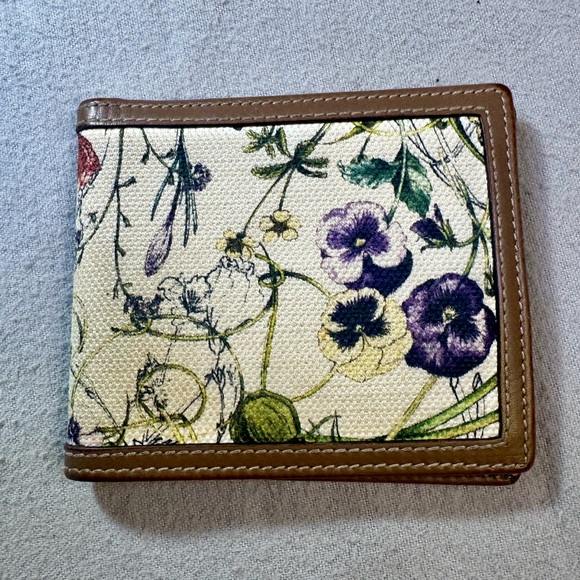 Gucci Men’s Bi-fold Leather Wallet in Khaki Wrapped with Floral Printed Canvas